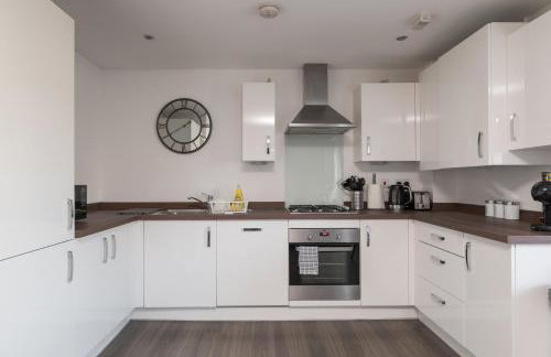 Comfortable 2-Bed Home with Parking & Fast Wi-Fi! - Photo 13