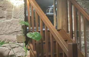 Historic converted byre in courtyard of 16C house - Foto 13