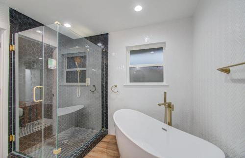 5-BD Modern Central Getaway w Hot Tub - Mins to DT - Foto 19