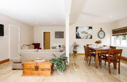 " Orchard Croft Lodge ", New Property, DOG FRIENDLY, Ideal for all Goodwood Events, 5 Minutes from Southend Barns, 9 Minutes From Sandy West Wittering Beach, 2 Bathrooms, Can Sleep 8 On Request, ' Starlink ' Wi-Fi & Sky Sports, Zip & Link Super-King beds - Foto 47