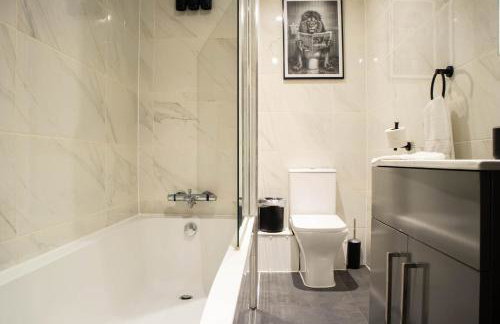 Central Bradford 1 Bed With Super King Bed Workspace WiFi & Netflix - Foto 3