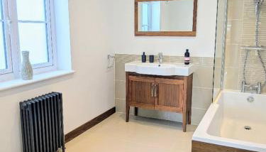 Coastal Whisper Sleeps 10 with Parking - Foto 4, towels