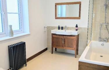 Coastal Whisper Sleeps 10 with Parking - Foto 4