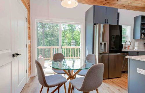 Luxury Modern Cabin with Hot Tub - Foto 17