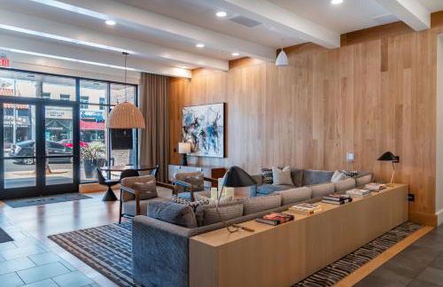 Luxury 2 Bedroom Residence With Fitness and Outdoor Pool - Photo 15