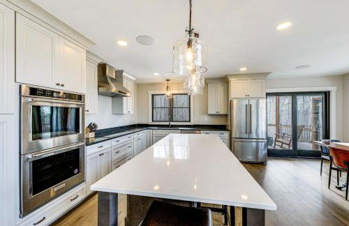 Mountain-View Home in Stoneham with Hot Yoga Studio! - Foto 8