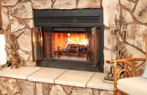 Forest Home with Deck, EV Station, King Beds - Foto 21