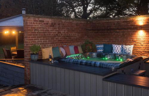 Broad Meadows Farmhouse 12 Guests - Photo 3