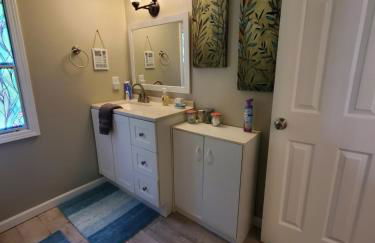 Cheerful Cozy Cottage 2 bedroom 1bath - Photo 20