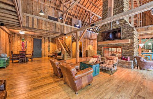 Luxe Barndominium with Home Gym, Theater, and More! - Foto 4