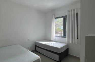 Apartamento na Praia das Toninhas em Ubatuba 350m da praia -2 quartos sendo 1 suite, piscina, varanda gourmet com churrasqueira, ar condicionado, cozinha completa, duas garagens - Foto 15