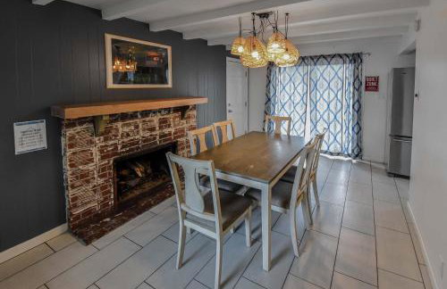 Enchanting Upper Unit with City Charm - Foto 9