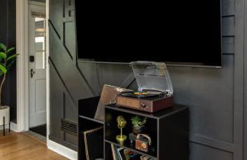 Near Drake/Downtown packed w/Amenities - Hot Tub - Movie Theater - Photo 18