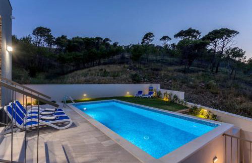 Luxe villa with pool, jacuzzi, and sauna - Foto 35