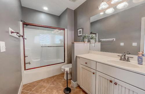 Luxury Stunning Mountaintop Home with Hot Tub and Lake Views - Foto 30