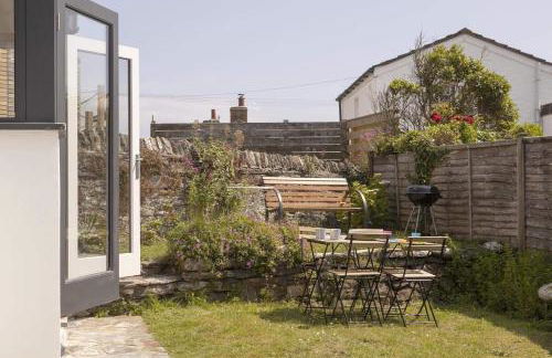 Gorgeous Cottage Parking Short Walk to Beach - Foto 8