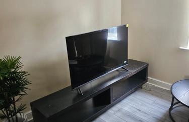 Sleek 4 bed Apartment with 2 bathrooms - Photo 1