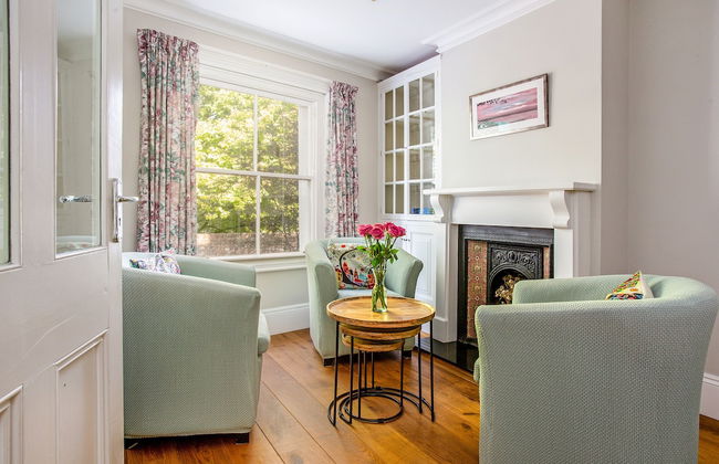 Peaceful Elevated Residential Area - Walk to City - Foto 13