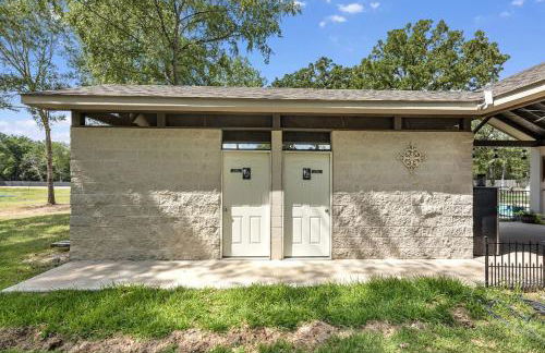 Tranquil Tiny Home Resort with Heated Pool & Goats near Houston, Hempstead Texas - Foto 27