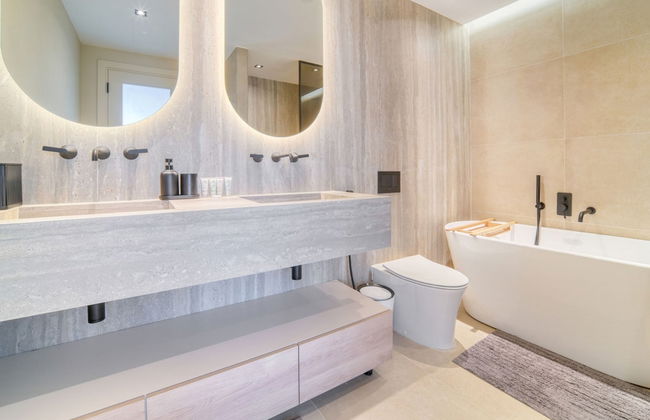 Luxe and Modern Duplex in Difc - Photo 14