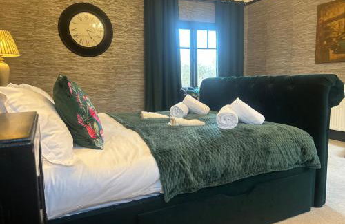 Park View is a beautiful whole entire house close to town centre, sleeps 8 in 4 rooms, 2 doubles and 4 single beds with 2 shower rooms, available for holidays, insurance stays, trades people, contractors, pets welcome - Foto 47