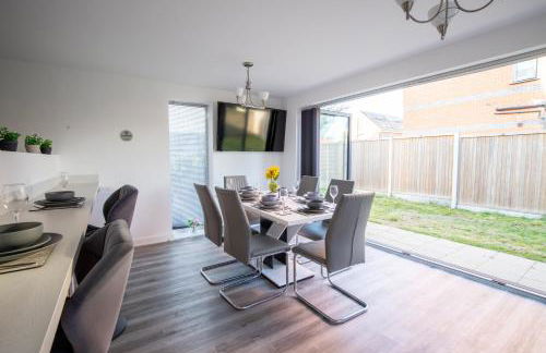 Luxury Deluxe - 4 bedrooms Villa - 6 beds - 10 Guests - Private Parking - Contractors Welcome - Trafford Stretford - Foto 1