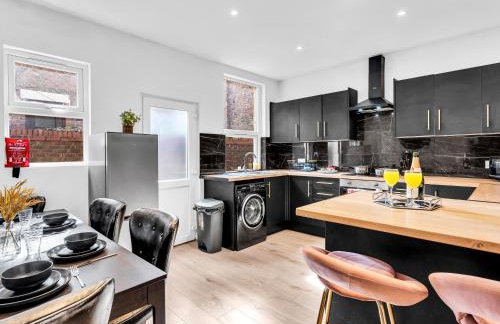 Anfield House - Liverpool Retreat 7 Bedroom Home - Photo 2
