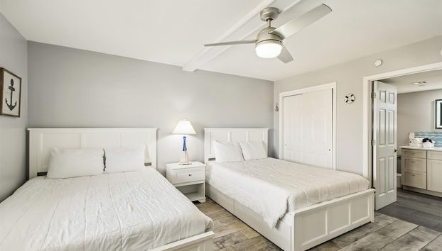 Surf Dweller 610 is a Stunning Gulf Front 2 BR - sleep 6 by RedAwning - Foto 2, Habitación