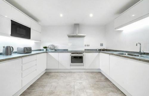 Spacious 2-Bedroom Apartment near Canary Wharf - London Ideal for Business, Leisure & Long Stays - Foto 8
