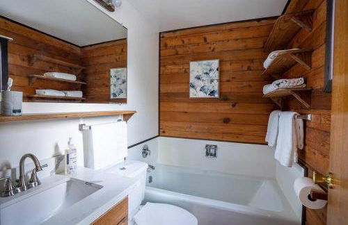 Oceanfront Retreat, Mount Rainier, King bed, Games - Foto 30