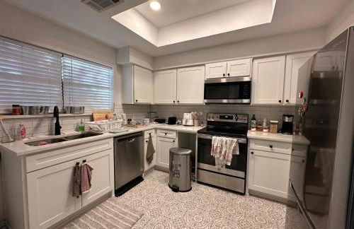 Cozy Condo Private Room, 10 Mins from AT&T Stadium, Gated, Free Parking, & In-Unit Laundry - Foto 11
