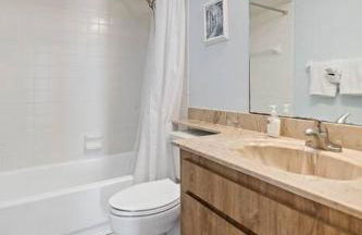 Waterfront home with pool and gameroom! - Foto 6