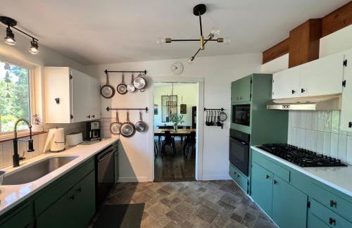 Spacious Retreat w/ Hot Tub. Perfect for Families - Photo 2