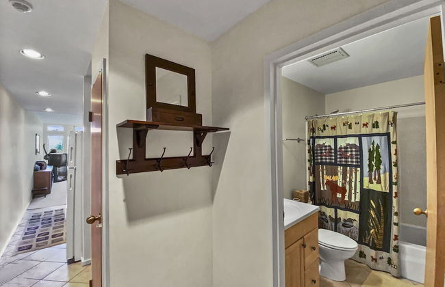 208 Village Gate Studio Bedroom Condo by RedAwning - Photo 7