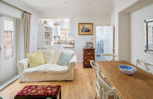 JOIVY Homely 2 Bed Riverside Flat with Patio in Hammersmith - Foto 13