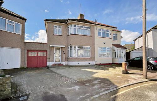 Barking London House sleeps 12 - parking - train tube - airport - Foto 35