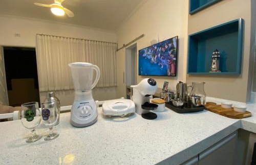 Fabuloso flat 241, Amarílis, Riviera de São Lourenço 3 Piscinas climatizadas carregador veiculo eletrico 2 quartos sendo uma suíte internet 500mb Adega, cozinha equipada completa, serviço de praia fim de semana limpeza trocas de toalhas, - Foto 16