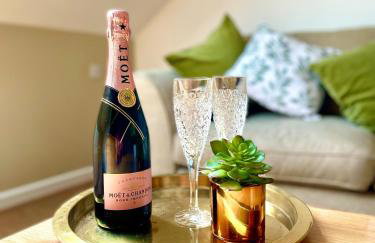 Private, Couples Forest Escape - Free Parking - Stunning & Stylish 1 Bedroom Coach house! - 5 Minute Walk to a great bistro pub! - Great Location - Fast WiFi - Smart TV - Newly Refurbished! Direct New Forest access Close to Burley - Photo 16