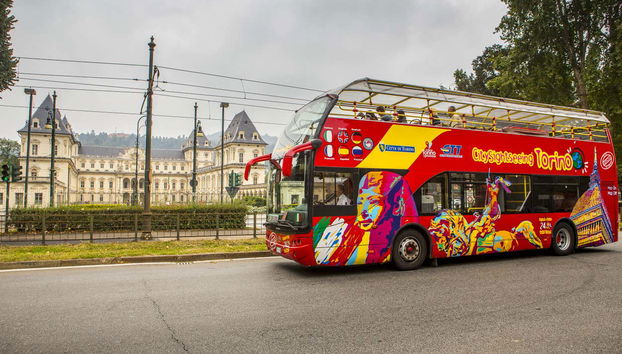 Bus touristique parcourant Turin