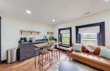 Stylish Top Floor 2 kings full bathroom with tub - Foto 1