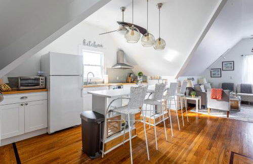 Charming 2BR Getaway with Modern Comforts - Foto 24