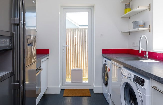 Gorgeous Home for 12 - Walk to Beach - Sea View - Photo 17