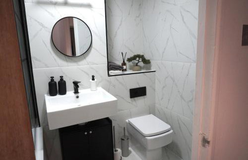 Abbey Road 4 Bed Home - Garden, Parking, Sleeps 11 - Foto 3