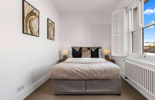 Beautiful 3-Bedroom House with Garden and Rooftop Retreat - Foto 28