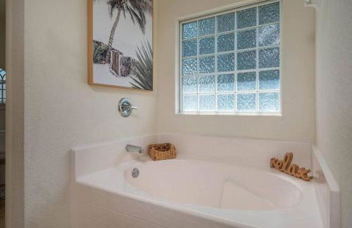 Fireside Hot Tub, King Bed Suite - Foto 33