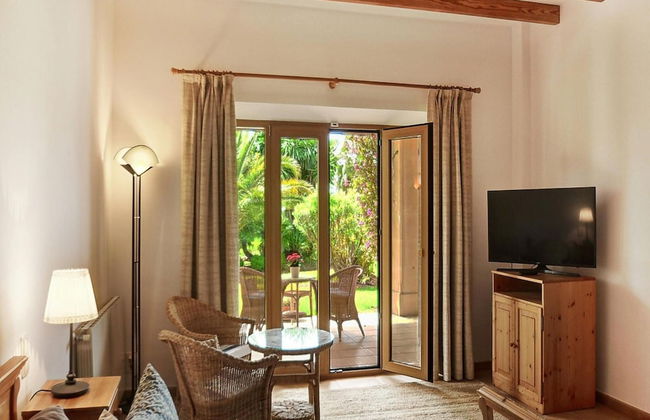 Exquisite Villa With Views - Photo 3