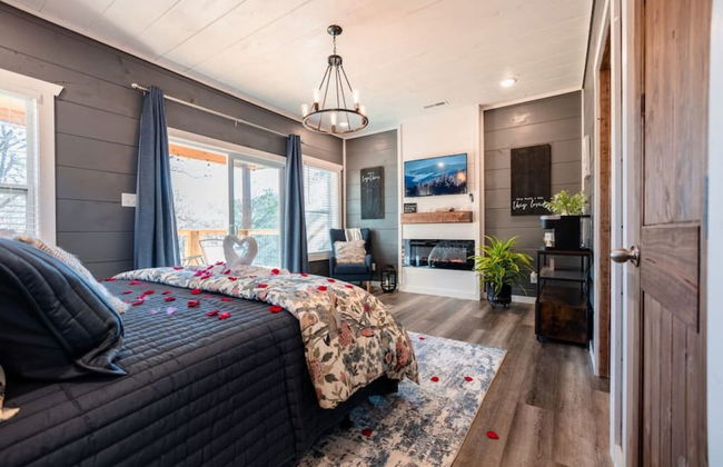 Romantic Cabin Retreat By Ghosal Luxury Lodging - Photo 4