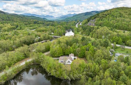 White Mountain Retreat with Theater, Fire Pit, Game Room and River Access - Foto 56