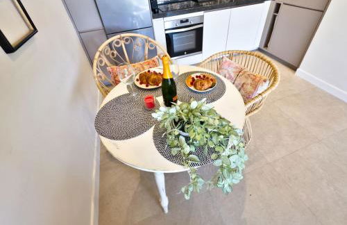 Boho Chic Apt, Frontline Sea & Paseo Views - Photo 14
