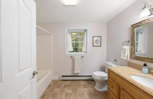 White Mountain Retreat with Theater, Fire Pit, Game Room and River Access - Foto 44